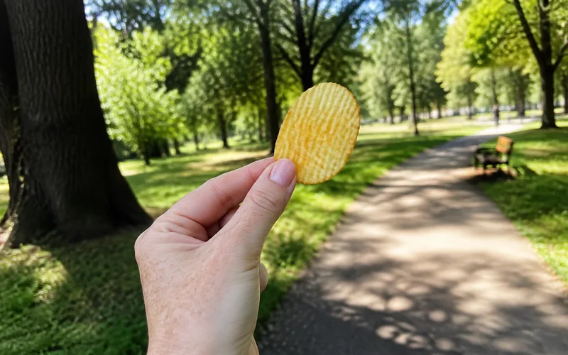 Customer with Paprika chips on a walk