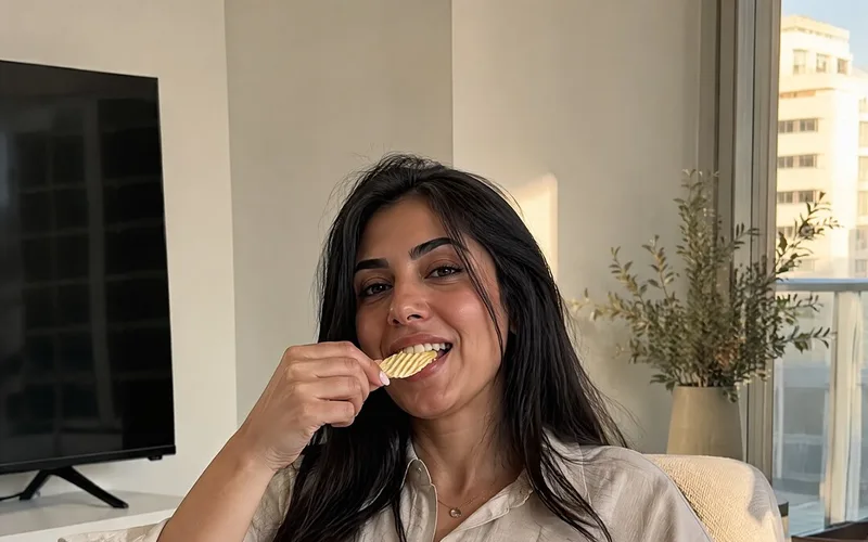 Customer with the 5-flavour mix box